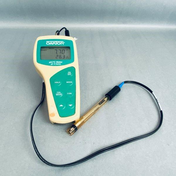 Oakton 10 Series pH Meter and Temp Meter with Probe