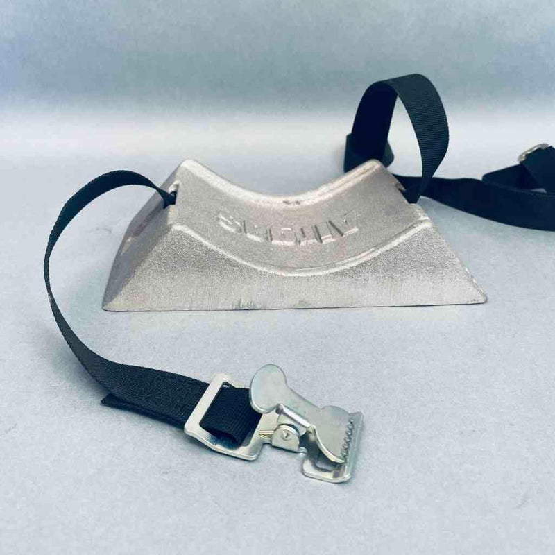 Airgas Cylinder Wall Bracket for 7 - 9 in. Diameter Cylinder with Strap Other Welding Equipment Airgas