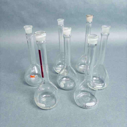 Assorted PYREX, VWR, KIMAX and EXAX Volumetric Flasks Class A 100 ml - Total of 7 Flasks Lab Flasks PYREX
