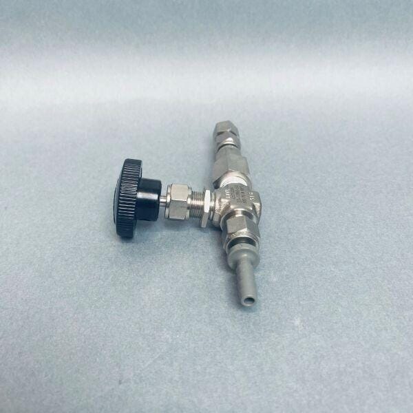 Swagelok Integral Bonnet Needle Valve 1/4 in. MNPT x 1/4 in. Tube Fitting Needle Valves Swagelok